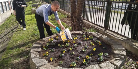 Wiosenna akcja uczniowska - kwiaty w Conradinum