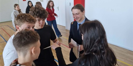 Powiększ grafikę: edukacja-rowiesnicza-uczniowie-ucza-uczniow-690524.jpg