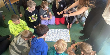 Powiększ grafikę: edukacja-rowiesnicza-uczniowie-ucza-uczniow-690539.jpg