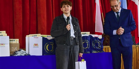 Powiększ grafikę: gala-i-wreczenie-nagrod-laureatom-jubileuszowego-xx-ogolnopolskiego-konkursu-barwy-morza-2025-616622.jpg