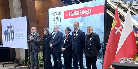 Powiększ grafikę: gdansk-pamieta-udzial-w-obchodach-54-rocznicy-grudnia-70-oraz-43-rocznicy-wprowadzenia-stanu-wojennego-w-polsce-580762.jpg