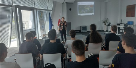 Powiększ grafikę: klasa-4a-na-wycieczce-w-jablonnej-oraz-warszawie-696911.jpg