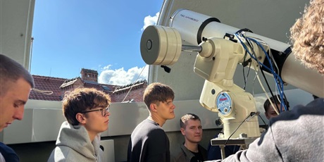 Powiększ grafikę: klasa-5b-z-wizyta-w-obserwatorium-astronomicznym-gsa-716218.jpg
