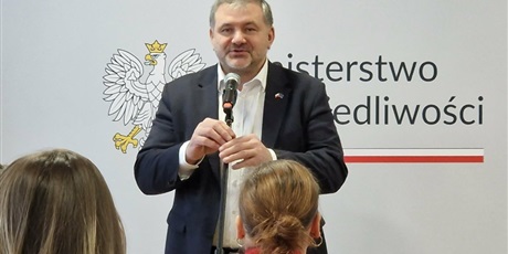 Powiększ grafikę: konferencja-i-warsztaty-dla-nauczycieli-i-nauczycielek-w-ministerstwie-sprawiedliwosci-672976.jpg