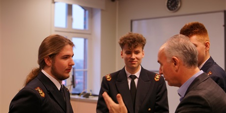 Powiększ grafikę: lekcja-obywatelska-w-akademii-ateneum-szkola-dialogu-i-komunikacji-mlodych-obywateli-661375.jpg