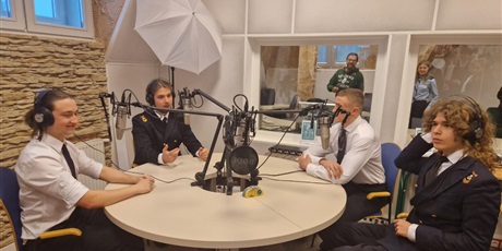 Powiększ grafikę: lekcja-obywatelska-w-akademii-ateneum-szkola-dialogu-i-komunikacji-mlodych-obywateli-661377.jpg