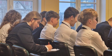 Powiększ grafikę: lekcja-obywatelska-w-akademii-ateneum-szkola-dialogu-i-komunikacji-mlodych-obywateli-661378.jpg