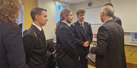 Powiększ grafikę: lekcja-obywatelska-w-akademii-ateneum-szkola-dialogu-i-komunikacji-mlodych-obywateli-661379.jpg