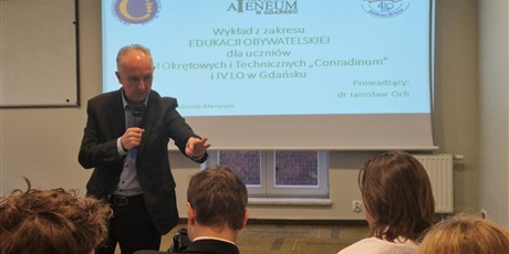 Powiększ grafikę: lekcja-obywatelska-w-akademii-ateneum-szkola-dialogu-i-komunikacji-mlodych-obywateli-661380.jpg