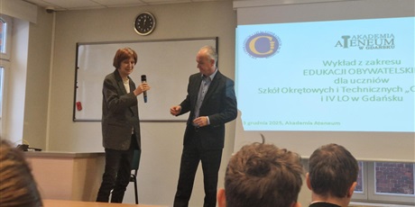 Powiększ grafikę: lekcja-obywatelska-w-akademii-ateneum-szkola-dialogu-i-komunikacji-mlodych-obywateli-661382.jpg