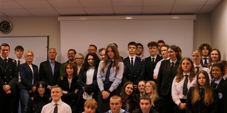 Powiększ grafikę: lekcja-obywatelska-w-akademii-ateneum-szkola-dialogu-i-komunikacji-mlodych-obywateli-661383.jpg