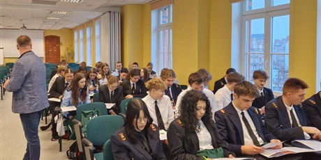 Powiększ grafikę: lekcja-obywatelska-w-akademii-ateneum-szkola-dialogu-i-komunikacji-mlodych-obywateli-661384.jpg