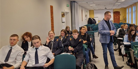 Powiększ grafikę: lekcja-obywatelska-w-akademii-ateneum-szkola-dialogu-i-komunikacji-mlodych-obywateli-661386.jpg