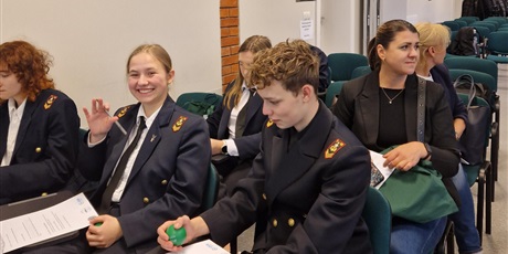 Powiększ grafikę: lekcja-obywatelska-w-akademii-ateneum-szkola-dialogu-i-komunikacji-mlodych-obywateli-661387.jpg