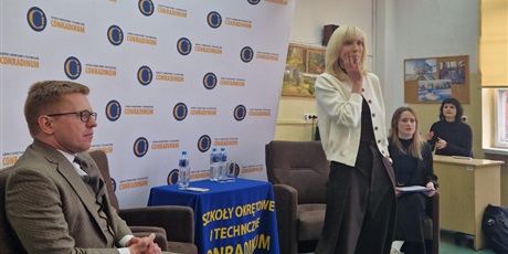 Powiększ grafikę: lekcja-obywatelska-w-conradinum-samorzad-dla-mlodych-680844.jpg