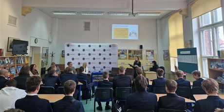 Powiększ grafikę: lekcja-obywatelska-w-conradinum-samorzad-dla-mlodych-680848.jpg