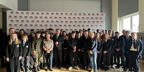 Powiększ grafikę: lekcja-outdoorowa-w-ramach-miedzyszkolnego-programu-edukacji-obywatelskiej-650931.jpg