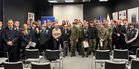 Powiększ grafikę: lekcja-outdoorowa-w-ramach-miedzyszkolnego-programu-edukacji-obywatelskiej-650942.jpg