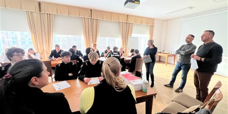 Powiększ grafikę: lekcja-outdoorowa-w-ramach-miedzyszkolnego-programu-edukacji-obywatelskiej-660738.jpg