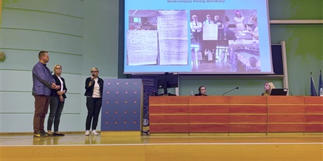 Powiększ grafikę: miedzyszkolny-program-edukacji-obywatelskiej-conradinum-i-iv-lo-zaprezentowany-na-konferencji-kuratorium-oswiaty-w-gdansku-640693.jpg