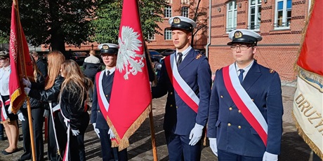Powiększ grafikę: nasz-poczet-sztandarowy-podczas-uroczystosci-ku-czci-nauczycieli-zabitych-i-pomordowanych-w-okresie-wolnego-miasta-gdanska-i-w-latach-okupacji-717377.jpg