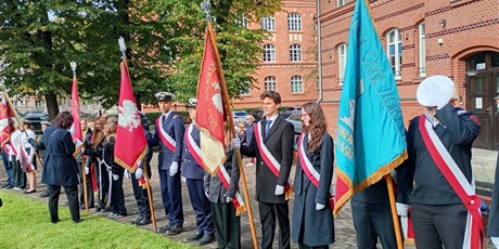 Powiększ grafikę: nasz-poczet-sztandarowy-podczas-uroczystosci-ku-czci-nauczycieli-zabitych-i-pomordowanych-w-okresie-wolnego-miasta-gdanska-i-w-latach-okupacji-717378.jpg
