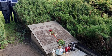 Powiększ grafikę: nasz-poczet-sztandarowy-podczas-uroczystosci-ku-czci-nauczycieli-zabitych-i-pomordowanych-w-okresie-wolnego-miasta-gdanska-i-w-latach-okupacji-717379.jpg