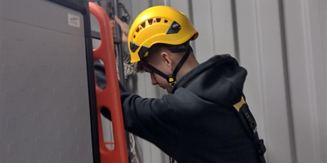 Powiększ grafikę: panowie-piotr-mackowski-z-klasy-3e-oraz-marcin-wierzbicki-uczen-klasy-4e-uczestnikami-projektu-kurs-na-offshore-671785.jpg