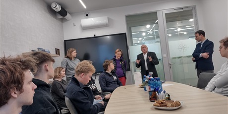 Powiększ grafikę: panowie-piotr-mackowski-z-klasy-3e-oraz-marcin-wierzbicki-uczen-klasy-4e-uczestnikami-projektu-kurs-na-offshore-671786.jpg