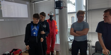 Powiększ grafikę: panowie-piotr-mackowski-z-klasy-3e-oraz-marcin-wierzbicki-uczen-klasy-4e-uczestnikami-projektu-kurs-na-offshore-671798.jpg