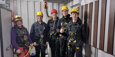 Powiększ grafikę: panowie-piotr-mackowski-z-klasy-3e-oraz-marcin-wierzbicki-uczen-klasy-4e-uczestnikami-projektu-kurs-na-offshore-671803.jpg