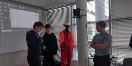 Powiększ grafikę: panowie-piotr-mackowski-z-klasy-3e-oraz-marcin-wierzbicki-uczen-klasy-4e-uczestnikami-projektu-kurs-na-offshore-671808.jpg