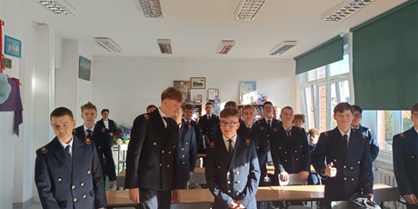 Powiększ grafikę: pierwszoklasisci-skladaja-kwiaty-na-grobie-fundatora-karola-fryderyka-conradiego-716713.jpg