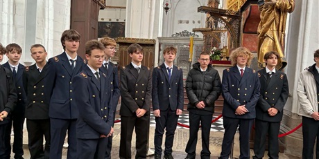 Powiększ grafikę: pierwszoklasisci-skladaja-kwiaty-na-grobie-fundatora-karola-fryderyka-conradiego-716715.jpg