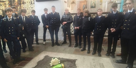 Powiększ grafikę: pierwszoklasisci-skladaja-kwiaty-na-grobie-fundatora-karola-fryderyka-conradiego-716717.jpg