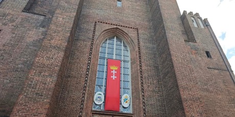 Powiększ grafikę: pierwszoklasisci-skladaja-kwiaty-na-grobie-fundatora-karola-fryderyka-conradiego-716719.jpg