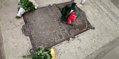 Powiększ grafikę: pierwszoklasisci-skladaja-kwiaty-na-grobie-fundatora-karola-fryderyka-conradiego-716725.jpg