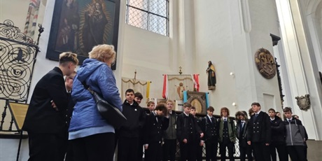 Powiększ grafikę: pierwszoklasisci-skladaja-kwiaty-na-grobie-fundatora-karola-fryderyka-conradiego-716727.jpg