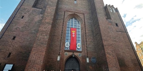 Powiększ grafikę: pierwszoklasisci-skladaja-kwiaty-na-grobie-fundatora-karola-fryderyka-conradiego-716729.jpg