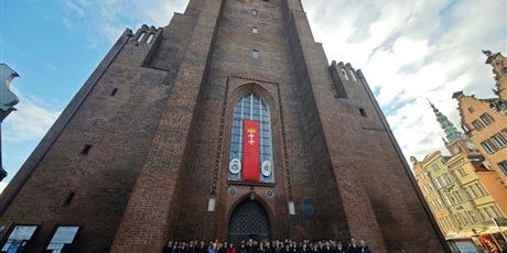 Powiększ grafikę: pierwszoklasisci-skladaja-kwiaty-na-grobie-fundatora-karola-fryderyka-conradiego-716730.jpg