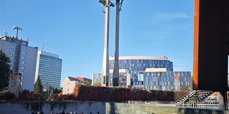 Powiększ grafikę: pierwszoklasisci-skladaja-kwiaty-na-grobie-fundatora-karola-fryderyka-conradiego-716732.jpg