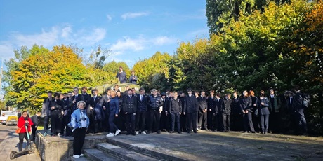 Powiększ grafikę: pierwszoklasisci-skladaja-kwiaty-na-grobie-fundatora-karola-fryderyka-conradiego-716742.jpg