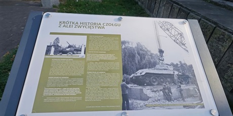 Powiększ grafikę: pierwszoklasisci-skladaja-kwiaty-na-grobie-fundatora-karola-fryderyka-conradiego-716744.jpg