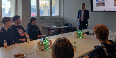 Powiększ grafikę: piotr-mackowski-oraz-marcin-wierzbicki-w-firmach-mostostal-pomorze-sa-oraz-baltic-towers-683975.jpg