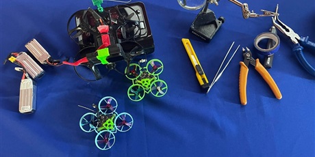 Pokaz dronów