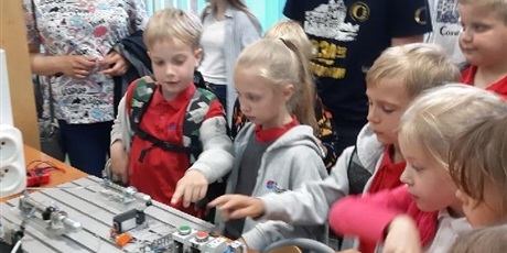Powiększ grafikę: pokazy-dla-klasy-pierwszej-ze-szkoly-podstawowej-autonomik-628187.jpg