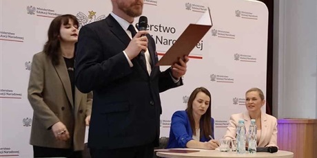 Powiększ grafikę: uczniowski-okragly-stol-599115.jpg