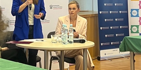 Powiększ grafikę: uczniowski-okragly-stol-599117.jpg