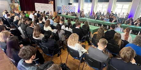 Powiększ grafikę: uczniowski-okragly-stol-599118.jpg