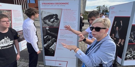 Powiększ grafikę: uroczysta-inauguracja-edukacji-obywatelskiej-w-ecs-637052.jpg